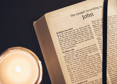 约翰打开书圣经页面
